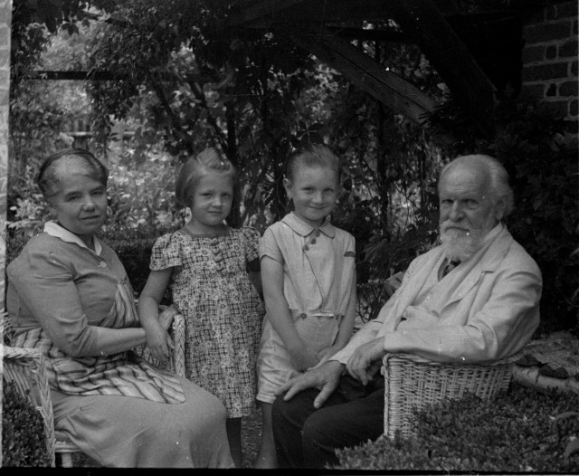 František Bílek s rodinou  František Bílek s chotí Bertou a vnoučaty Františkem a Alenou na zahradě domu v ... František Bílek,Chýnov