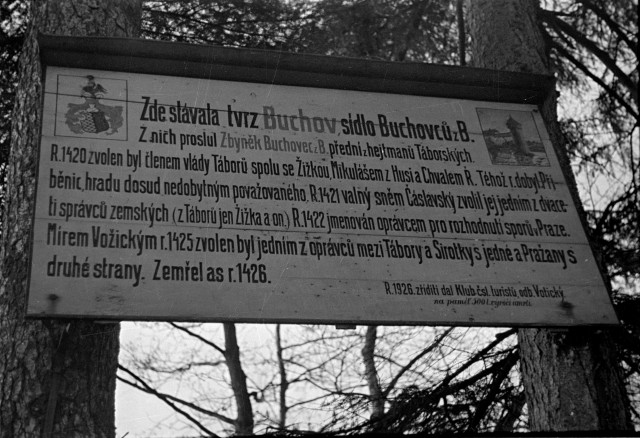 tvrz Buchov  Zde stávala tvrz Buchov, sídlo Buchovců z B.  Z nich proslul Zbyněk Buchovec z B... Buchov, tvrz,klub turistů,Buchovec