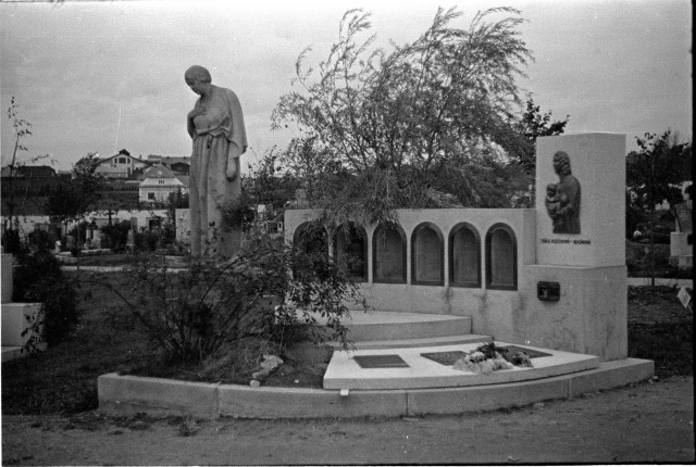 rodinná hrobka Šechtlů na novém hřbitově se sochou Anny Šechtlové   Šechtl,hrob,Anna Šechtlová, Dušek