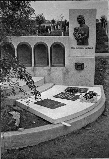 rodinná hrobka Šechtlů na novém hřbitově s reliéfem Táňy Klečkové - Bulínové Táňa Klečková - Bulínová  Šechtl,hrob,Táňa Klečková - Bulíková, Dušek