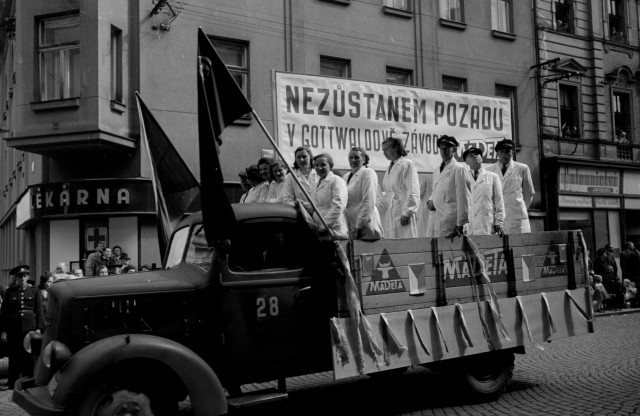 11. - 1. Máj 1948, Nezůstaneme pozadu v Gottwaldově závodu Madeta   1. máj,komunizmus,slavnost,Tábor