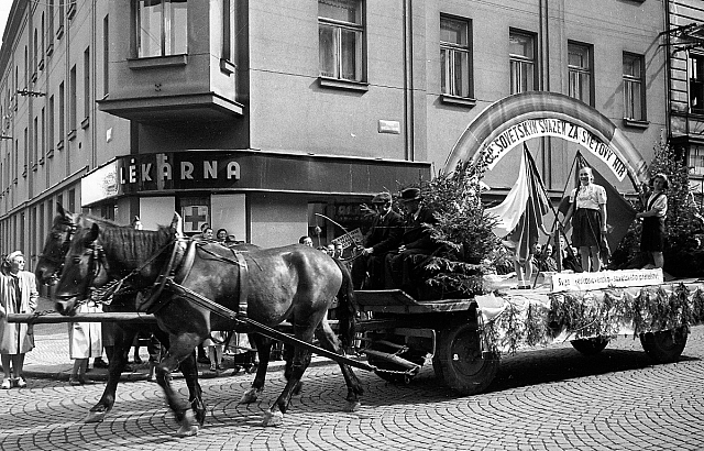 127. - 1. Máj 1948, se sovětským svazem za světový mír