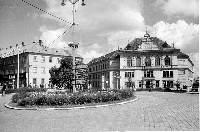 Z Křižíkova náměstí ke Komerční bance za 2. světové války