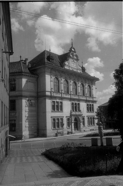 Z Křižíkova náměstí ke Komerční bance za 2. světové války   Tábor,Křižíkovo náměstí,Třída 9. květ