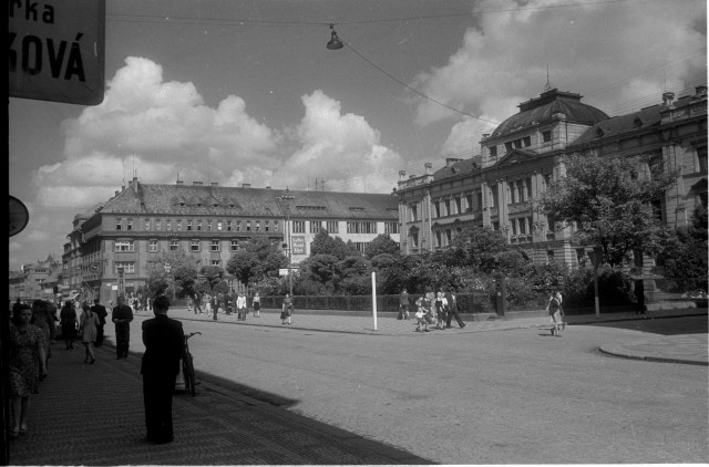Z Křižíkova náměstí ke Komerční bance za 2. světové války   Tábor,Třída 9. květ