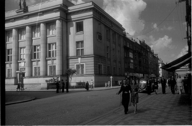 Z Křižíkova náměstí ke Komerční bance za 2. světové války   Tábor,Třída 9. května