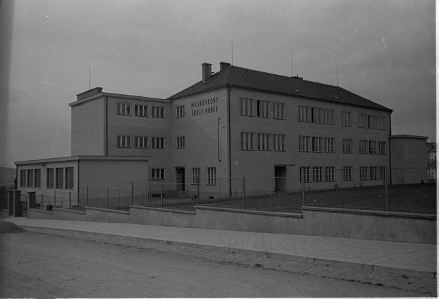 Procházka Táborem kolem nových staveb 30. let   Tábor, Masarykovy školy
