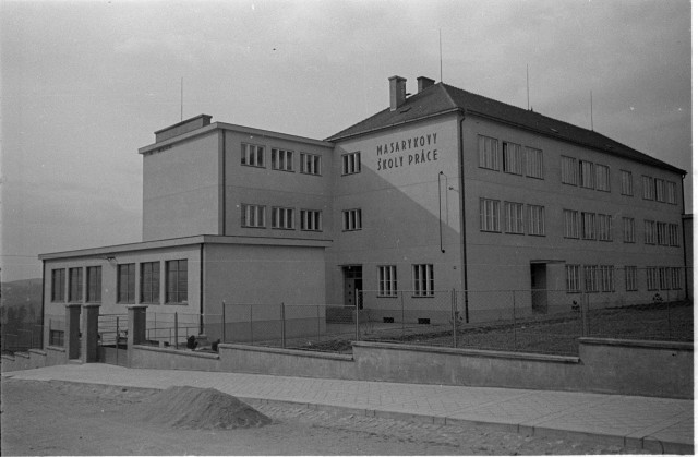 Procházka Táborem kolem nových staveb 30. let   Tábor,Masarykovy školy