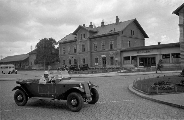 Tábor, pan Horák v autě Tatra u nádraží   Tábor, auto,nádraží, Horák