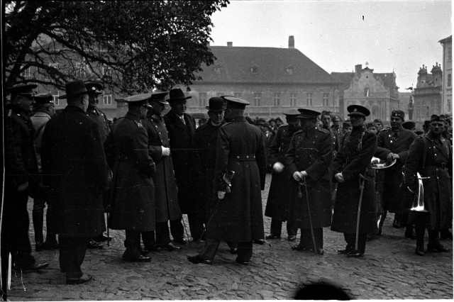 Vojáci na náměstí   náměstí,slavnost