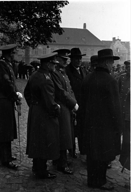 Vojáci na náměstí, první zprava PhDr. Jan Kolář profesor reálky   náměstí,slavnost