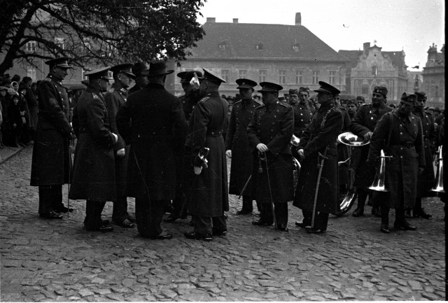 Vojáci na náměstí   náměstí,slavnost