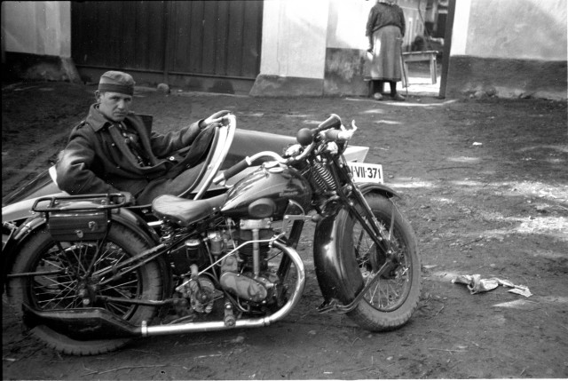 Vojáci a letadlo  motocykl Zündapp Z300 z roku 1930. Petr Chuchvalec Je zde sice uvedeno, že jde o... voják,uniforma,motorka