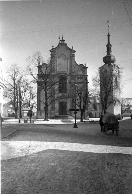 kostel sv Víta kostel sv. Víta v pozadí se zvonicí   kostel sv. Víta v pozadí se zvonicí v PELHŘIMOVĚ z Hrnčířské ulice (před opravou... kostel,pohřeb