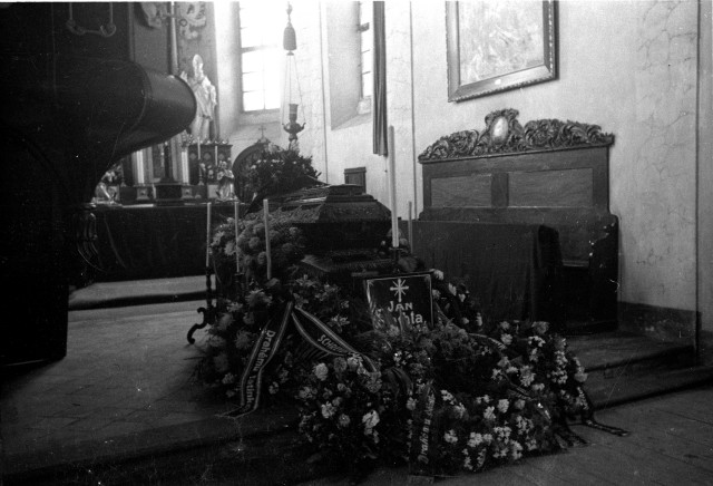 Kostel, pohřeb Jana .Šlechta  rakev v kostele sv. Víta v Pelhřimově. V.Staněk kostel,pohřeb