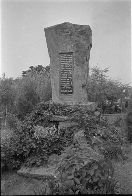 V Nové Vsi, pomník padlým v 1. světové válce   Nová Ves,socha