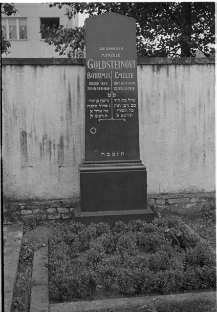 Tábor, Nový židovský hřbitov, manželé Goldsteinovi Bohumil Emílie manželé Goldsteinovi Bohumil 1835-25.2.1919 Emílie 15.4.1843-1.10.1918  Tábor,hroby,židovský hřbitov,Goldstein
