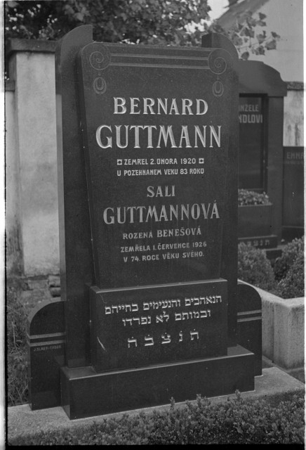 Tábor, Nový židovský hřbitov Bernard Guttmann, Sali Guttmannová Bernard Guttmann2.2.1920 83 let, Sali Guttmannová roz. Benešová1.7.1926 74let  Tábor,hroby,židovský hřbitov