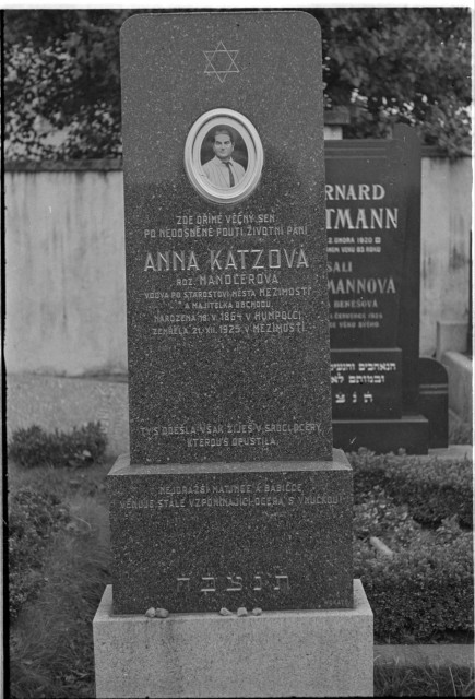 zemřela 25.12.1925 v Mezimostí Anna Kátzová roz.Mandlerová vdova po starostovi v Mezimostí a majitelka obchodu roz 8.5.1864 v Humpolci zemřela 21.12.1925v Mezimostí  Tábor,hroby,židovský hřbitov