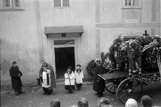 vynášení rakve Rudolfa Žahoura   Rudolf Žahour,pohřeb, Mladá Vožice