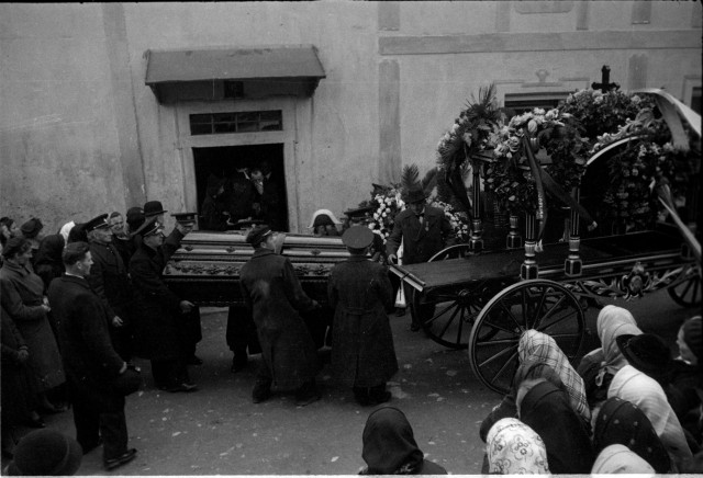 vynášení rakve Rudolfa Žahoura   Rudolf Žahour,pohřeb, Mladá Vožice