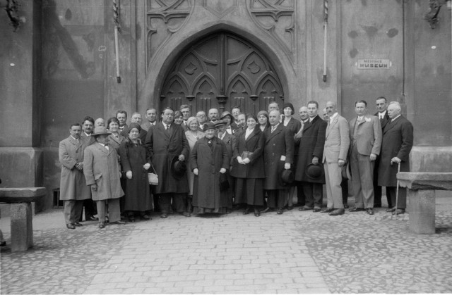 skupina před radnicí  zprava řídicí učitel Lískovec, Antonín Soumar, JUDr Ladislav Vojta, JUDr Karel F... skupina