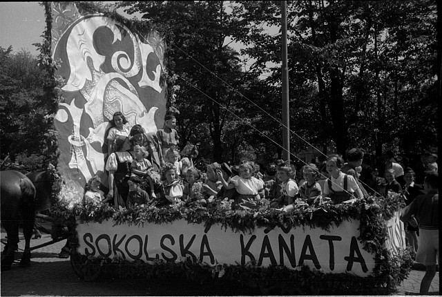 Průvod v Táboře sokolská káňata na obalu sokol32, škrtnuto, 1. máj 1948 sokol, Tábor,slavnost,kroj,průvod