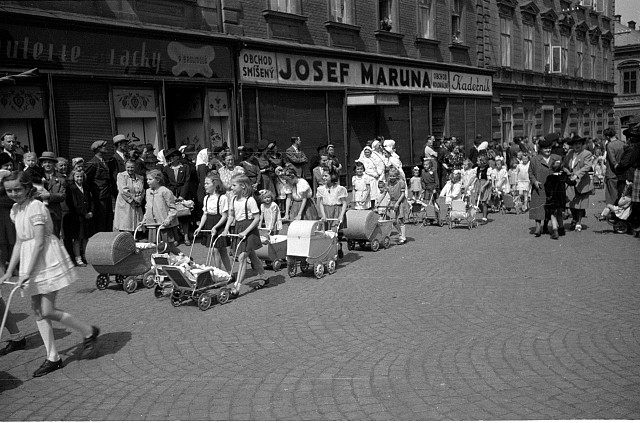 Průvod v Táboře  na obalu sokol32, škrtnuto, 1. máj 1948 sokol, Tábor,slavnost,kroj,průvod,kočárek