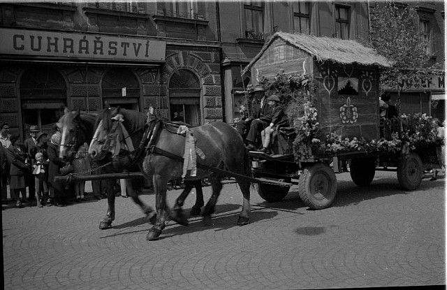 Průvod v Táboře  na obalu sokol32, škrtnuto, 1. máj 1948 sokol, Tábor,slavnost,kroj,průvod,kůň
