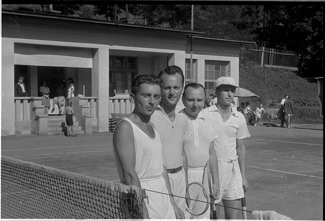 Tenis v Táboře  druhy zprava JUDr Votýpka (Josef?) určil Karel Hubner. Děkujeme tenis,sport,Tábor