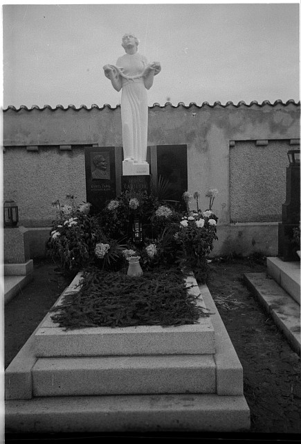 Nový hřbitov,rodina Čadilova  znovu 4998 Nový hřbitov,socha,Čadil