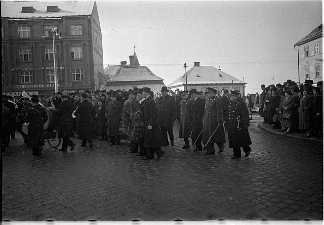 Vojáci a starosta Soumar na Křižíkově náměstí   Tábor,voják,soumar,okupace