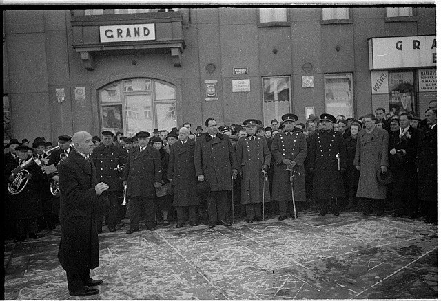 Vojáci a starosta Soumar na Křižíkově náměstí   Tábor,voják,soumar,okupace