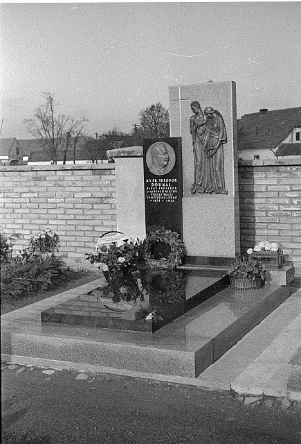 Klokotský hřbitov,Theodor Dohnal profesor Vysoké školy zemědělské v Brně   Klokotský hřbitov,hroby