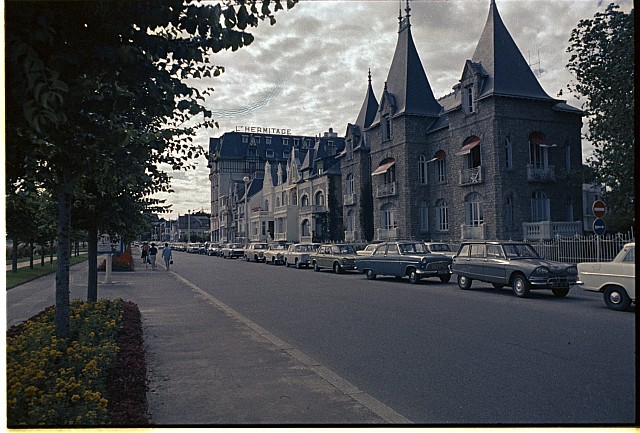 Dovolená ve Francii - Blois, zámek na Loiře  Popsáno na papírku jako: Blois, zámek na Loiře, přístav asi Blois, socha v pozad... Francie,moře,dovolená