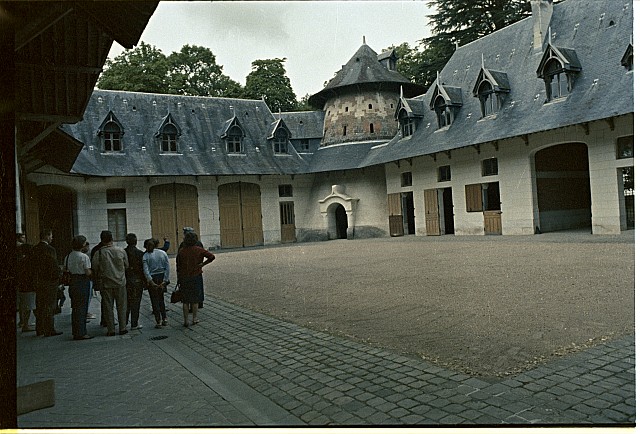 Dovolená ve Francii - Chaumont-sur-Loire, konítny, zámek na Loiře  Popsáno na papírku jako: Blois, zámek na Loiře, přístav asi Blois, socha v pozad... Francie,moře,dovolená