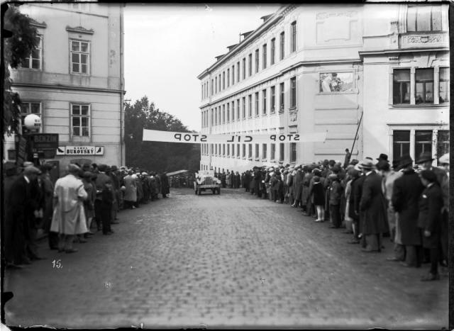 Příjezd automobilů do cíle u Reálky v roce 1928   Tábor,autoklub,sport,závody,auto