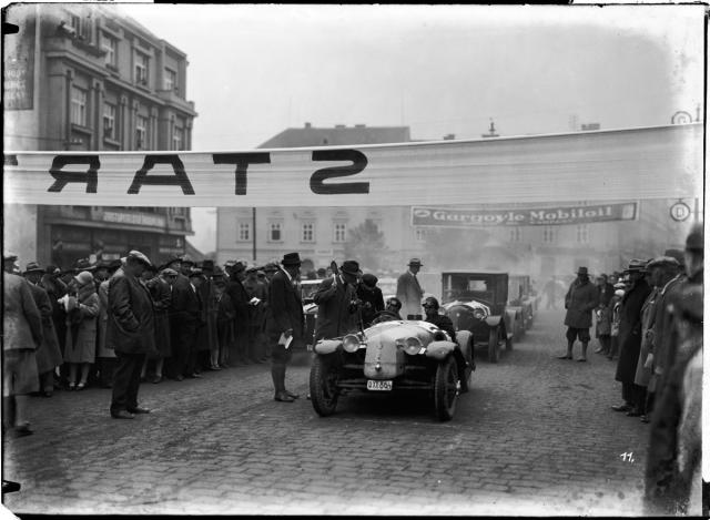 Start továrního závodního automobilu Tatra 12 (Targa)chlazeného vzduchem v roce 1928  druhý  vůz Tatra 12 limuzína. Petr Hošťálek Podle SPZ něco ke značce OXX-864 na ... Tábor,autoklub,sport,závody,auto,Tatra