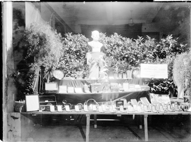 Ceny pro vítěze závodu autoklubu v Táboře v roce 1928   Tábor,autoklub,sport,závody,ceny