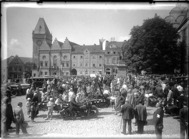 Sraz automobilů a motocyklů na Žižkově náměstí 1929   Tábor,autoklub,sport,motocykl,sraz