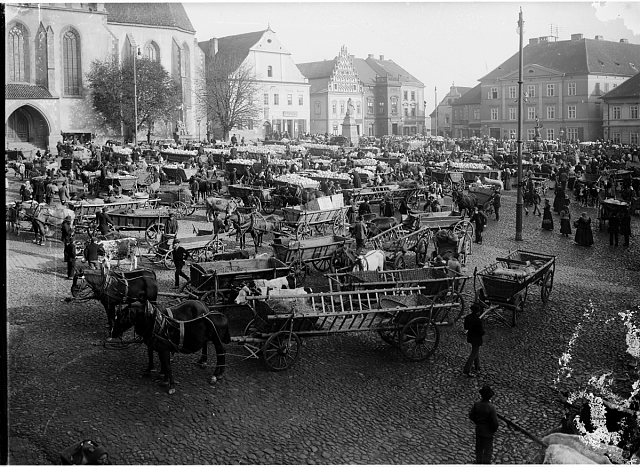 Trh s klokotským zelím na Žižkově náměstí okolo 1900