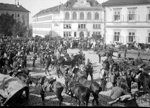 manévry na náměstí Františka Křižíka 1913 s reálkou    Tábor,Křižíkovo náměstí,manévry,armáda,kůň,uniforma