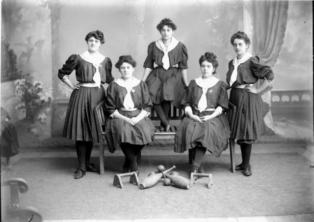  skupina ženy s kužely a činkami asi 1888 sokolky