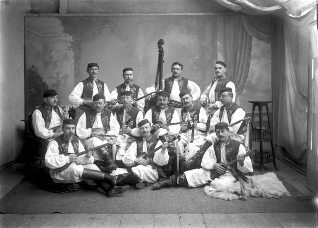 Tamburaši v jihoslovanském kroji s Josefem Šechtlem v roce 1907 2.  2. šibřinky  Pepíček je vpravo nahoře, Pěnka v prostřední řadě, druhý z leva. M. Pěnka Šechtl,skupina,Tamburaš