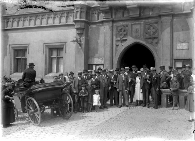 skupinka s kočárem před radnicí, vzadu uprostřed PhDr. Adolf Kropa  určil Ing. Jiří Kroupa skupina,Tábor,radnice,náměstí