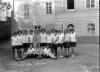 498 skupinka dívky s míčem škola Klášterák 20.léta
