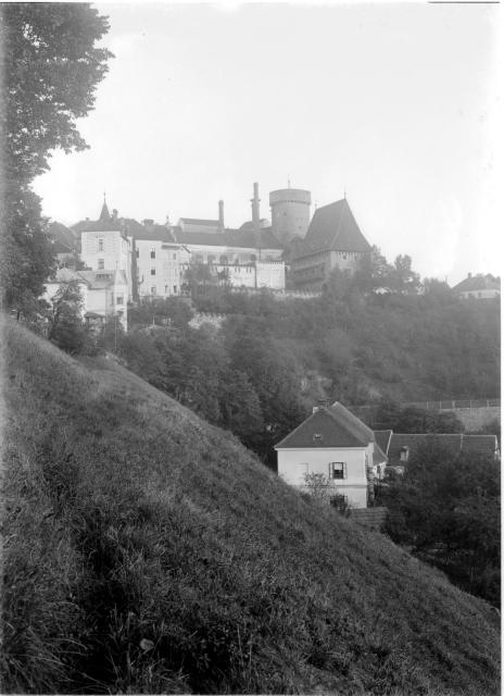Pohled na Kotnov z Holečkových sadů okolo 1900   Kotnov,hrad,Tábor,dům umělců,sady