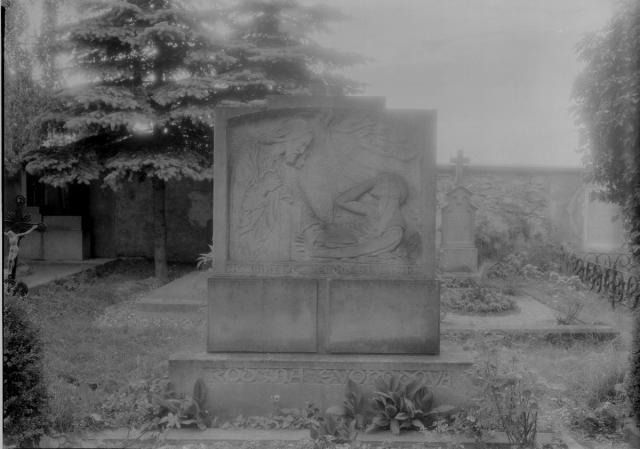 František Bílek-náhrobek rodiny Svobodových. Chýnov rodina Svobodova určil Pavel Myslín František Bílek,hrob,rodina Svobodova,socha
