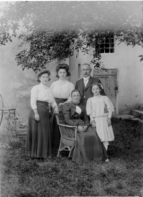 Rodina Melcherova v Bechyni 1910   skupina,rodina,postava,Bechyně,Melcher