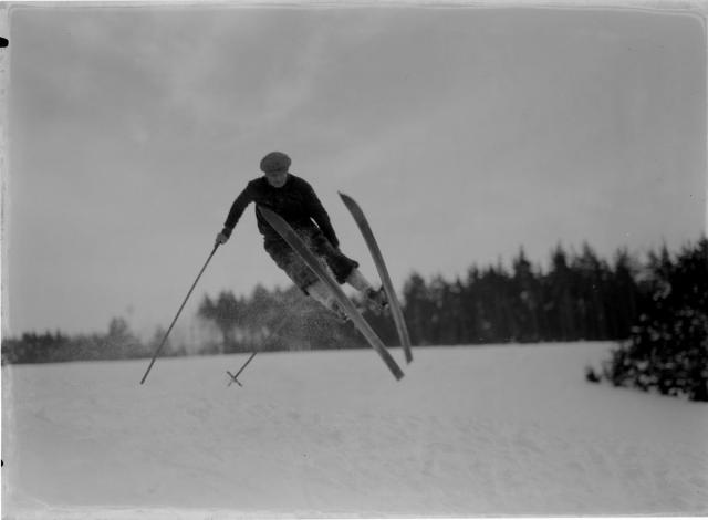 Lyžař u Tábora 1929   Tábor,sport, lyžař,zima